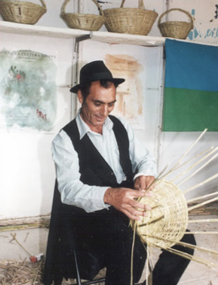 Fotografia - Gitano fent cistelles de canya